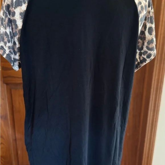 Acting Pro Womans Large Black Shirt with short Leopard Print Sleeves. NWOT.soft - Picture 3 of 5